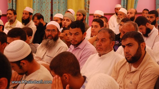 مجموعة من الحضور توافدت بعد صلاة العصر مباشرة لمتابعة فعاليات الحفل الختامي السنوي الثالث لتكريم حفظة القرآن الكريم والسنة