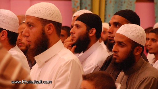 جانب من الدعاة والمحفظين يتوسطهم الشيخ عبد الهادي صافي خلال كلمة رئيس دار الاتقان لعلوم القرآن