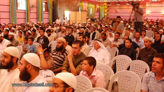 الحضور ينتظر بدء العرض المرئي عن أهم إنجازات وأعمال جمعية ابن باز الخيرية الإسلامية