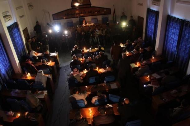 جلسة نقاش المجلس التشريعي على ضوء الشموع بغزة